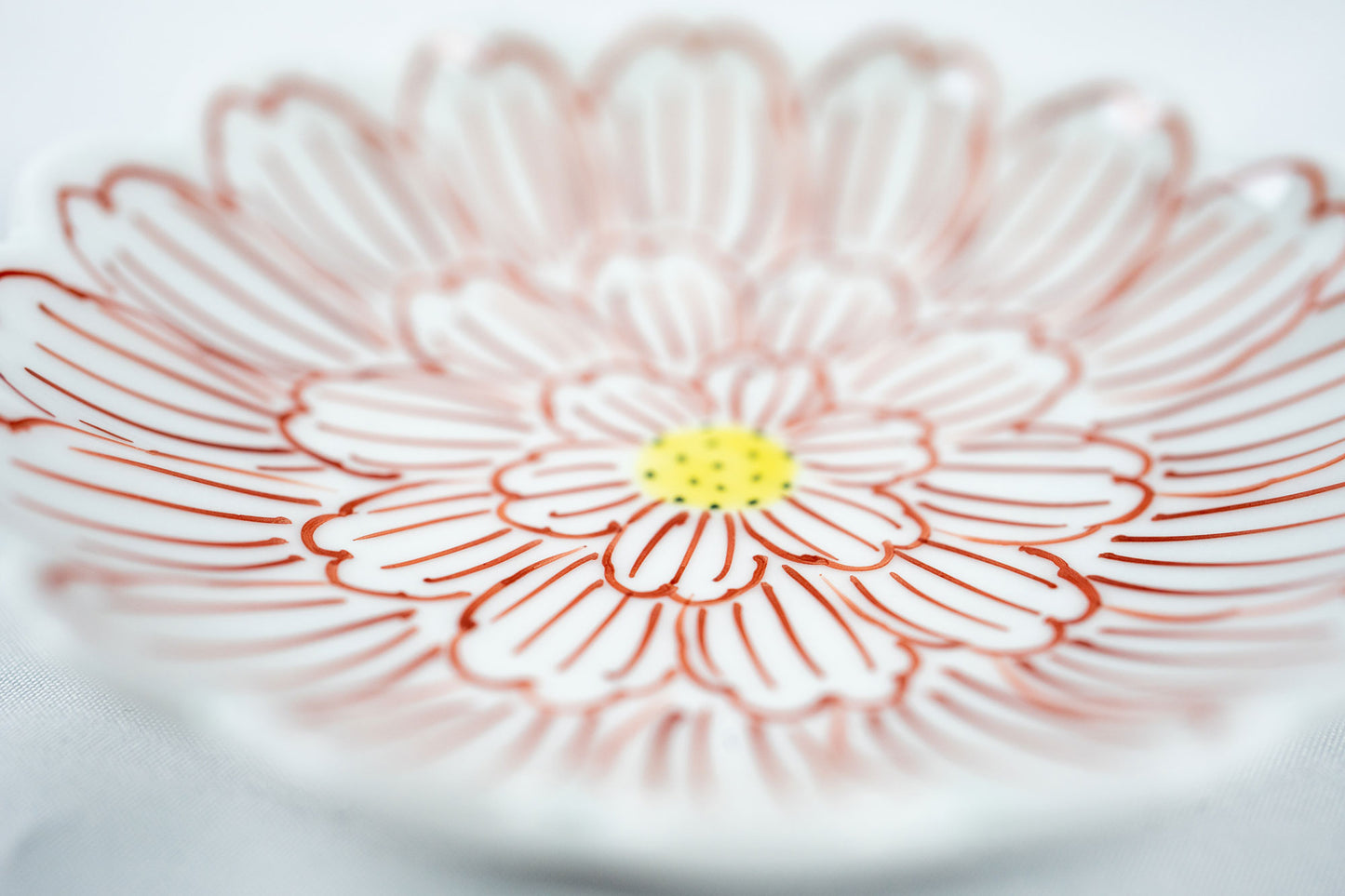 Nishiki peony chrysanthemum shaped 3-inch small plate