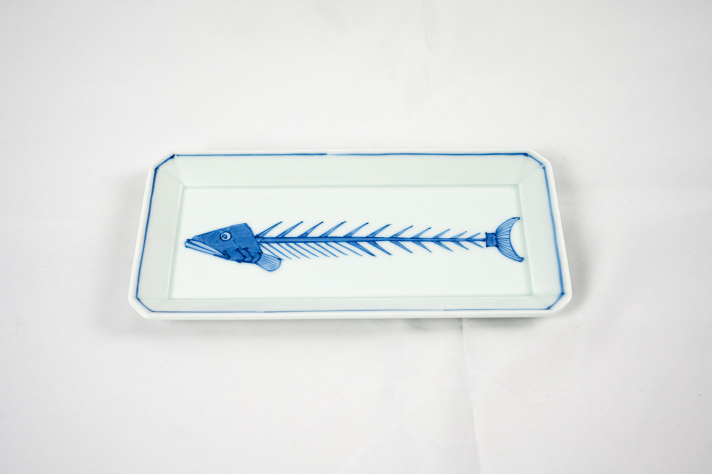 有田焼の渓山窯の「染付魚(骨)長角皿(中)」の写真