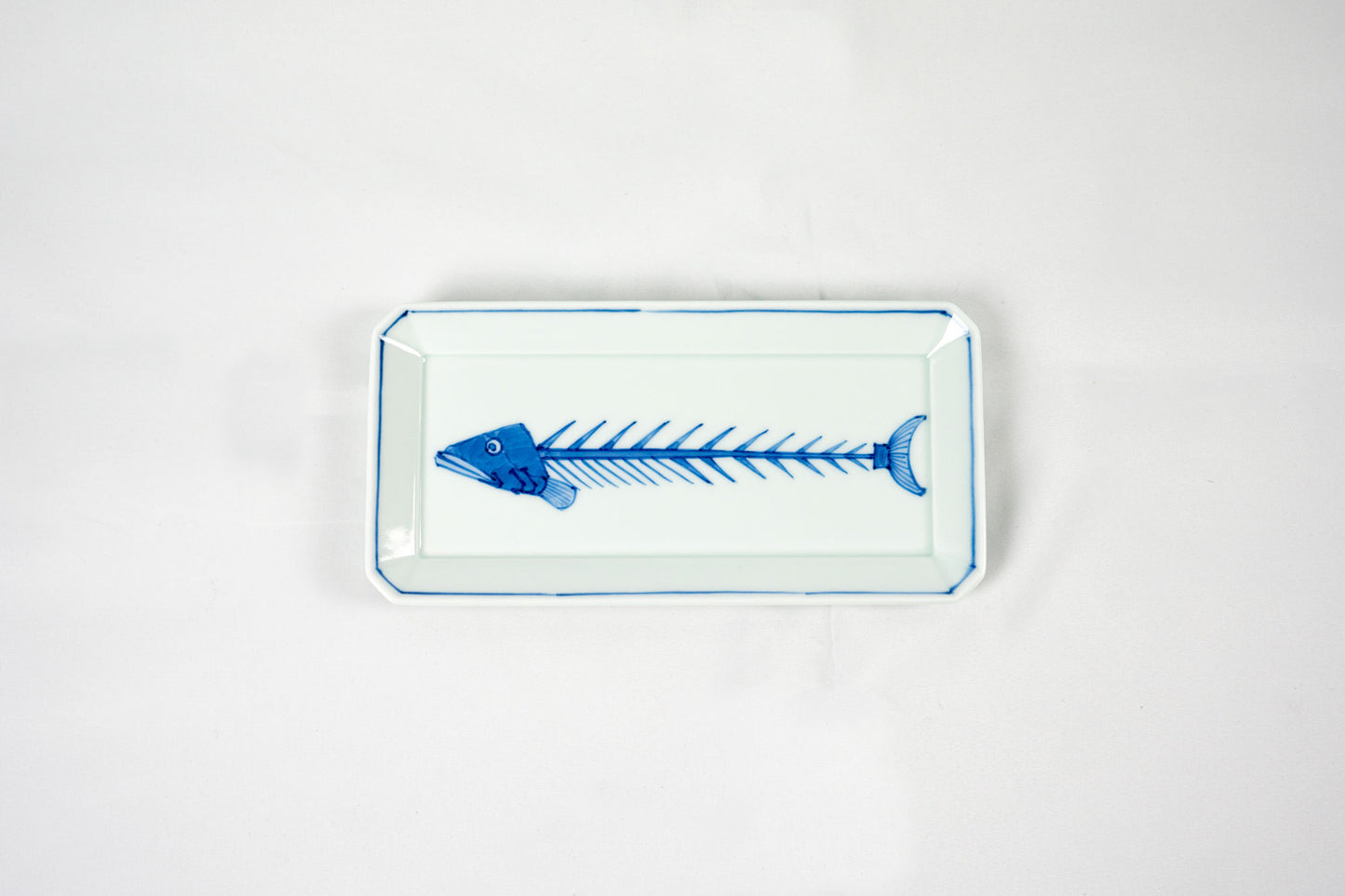 有田焼の渓山窯の「染付魚(骨)長角皿(中)」の写真