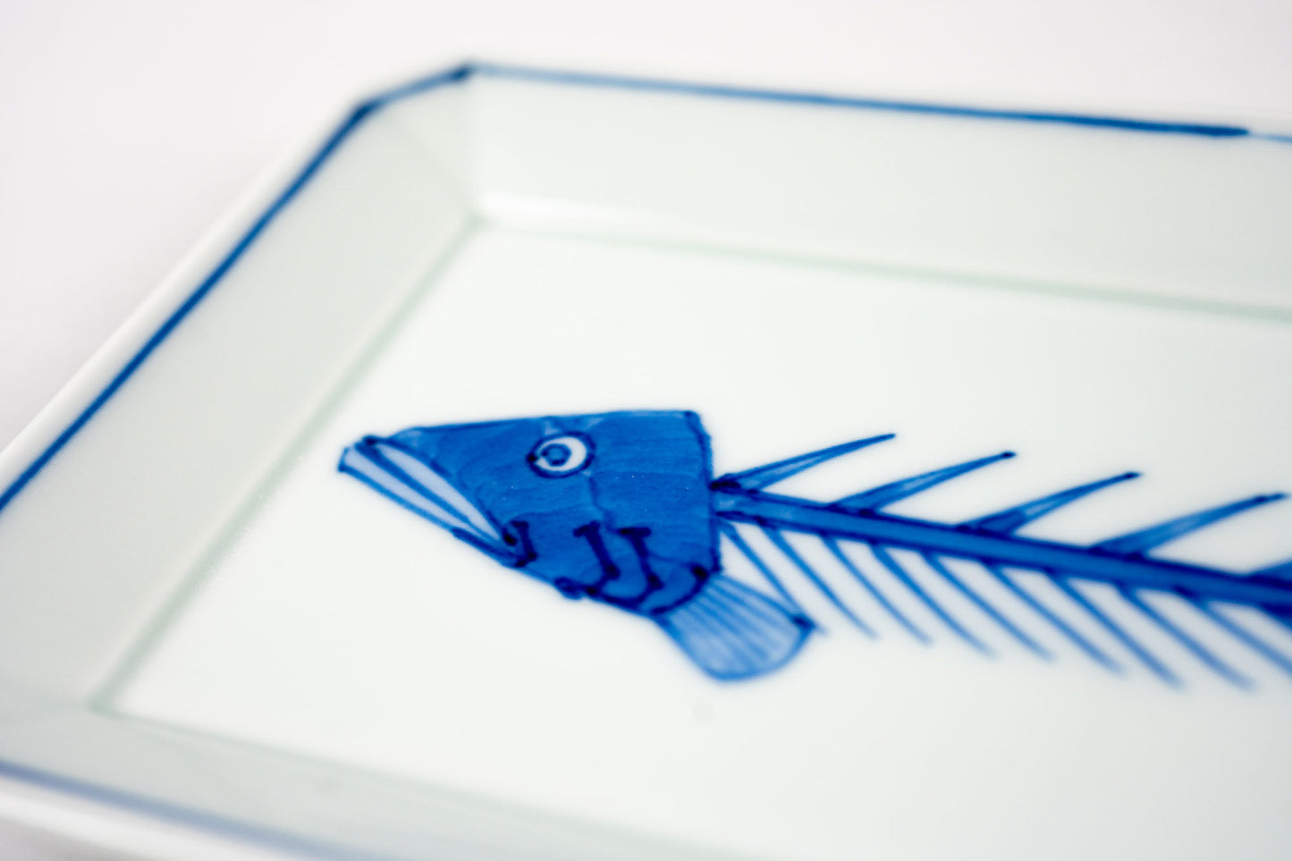 有田焼の渓山窯の「染付魚(骨)長角皿(中)」の絵柄の拡大写真