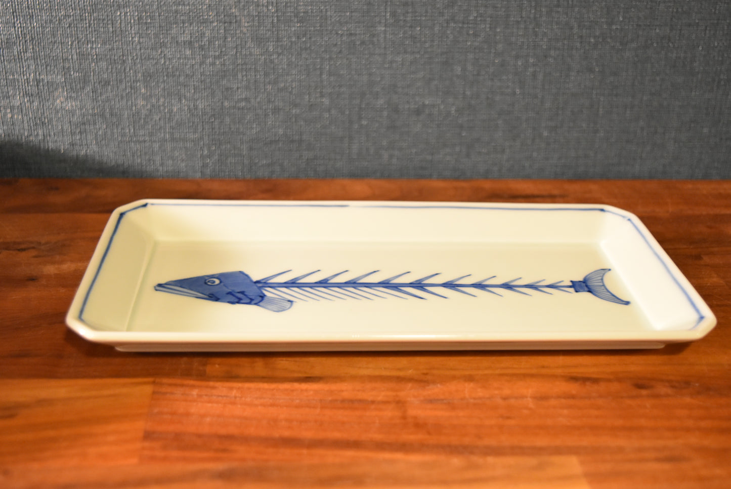 テーブルに置かれた有田焼の渓山窯の「染付魚(骨)長角皿(中)」の写真