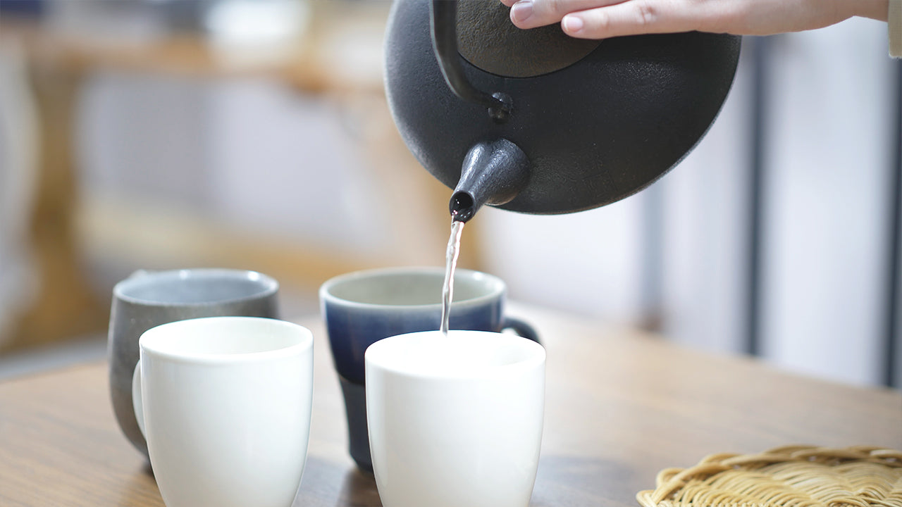南部鉄器の岩鋳の鉄瓶ふくまるでお茶を入れている写真