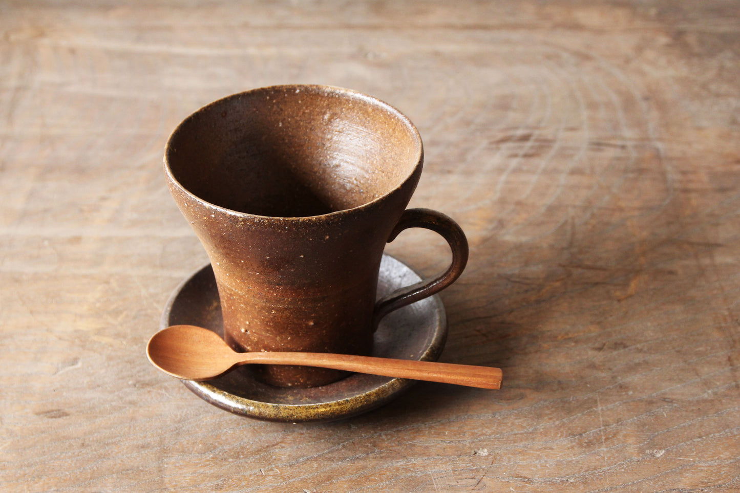 備前焼の鳴瀧窯のコーヒーカップとカップソーサーの写真