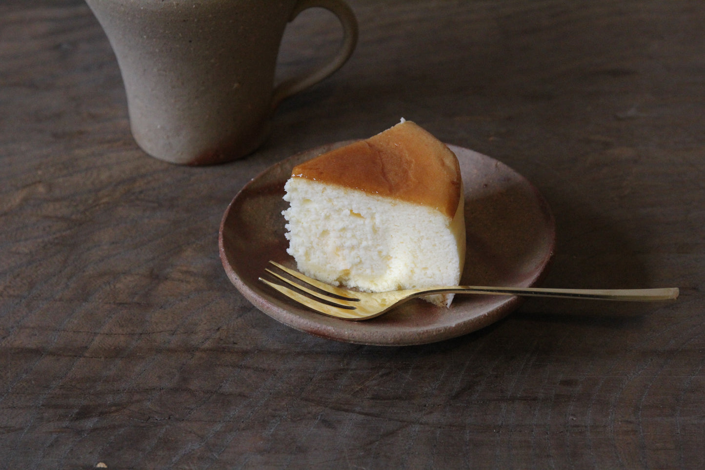 備前焼の鳴瀧窯のソーサーにケーキがのっている写真